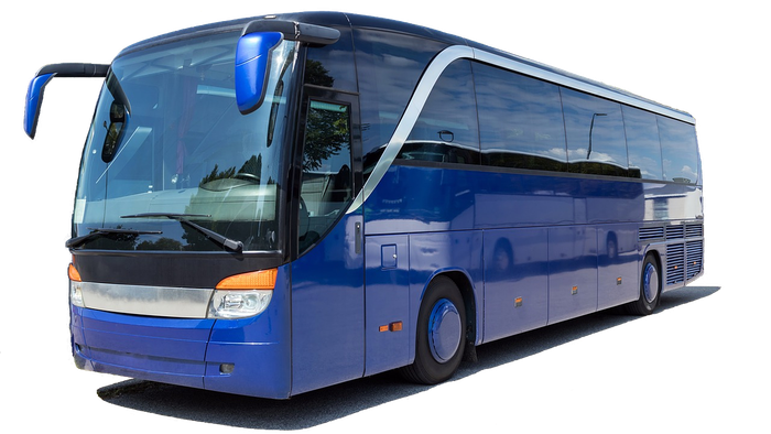 Moderne blå og hvid dobbeltdækkerbus parkeret mod en mørk baggrund.