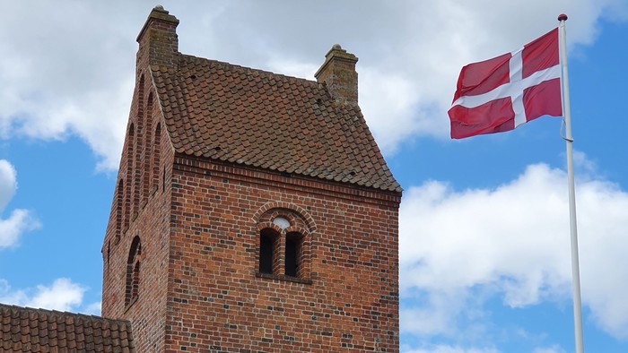 Tårn med flag i blåt himmel