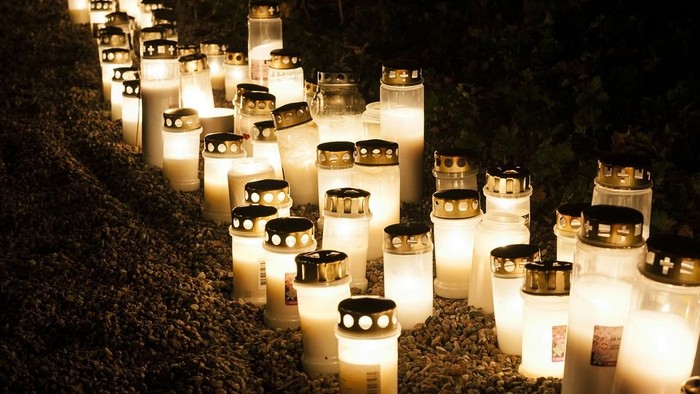 En del lysstaker med lyse lys på en stenet terræn