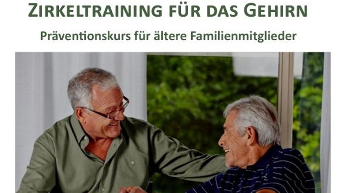 Zwei ältere Männer sitzen an einem Tisch und lachen, während sie etwas auf einem Stück Papier betrachten.