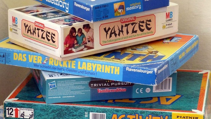 Stapel von Gesellschaftsspielen, darunter Yantzee und Activity