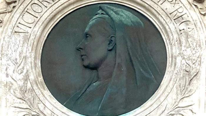 Bronzerelief-Porträt einer Frau in einem dekorativen kreisförmigen Rahmen mit der Inschrift „Victoria Regina“.