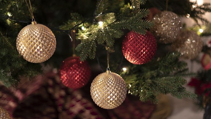Ein Weihnachtsbaum mit goldenen und roten Kugeln und Lichtern