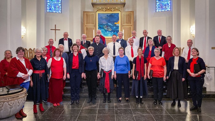 Gruppe af mennesker, der poserer i en kirke