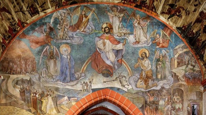 Das Bild zeigt eine detaillierte Kirchenfresko mit biblischen Szenen und Figuren.