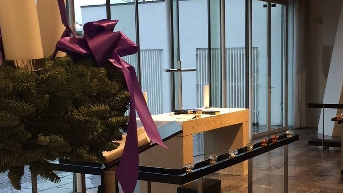 Indre del af kirke med adventskrans og alter