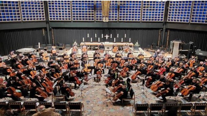 Ein großes Orchester probt in einem Konzertsaal