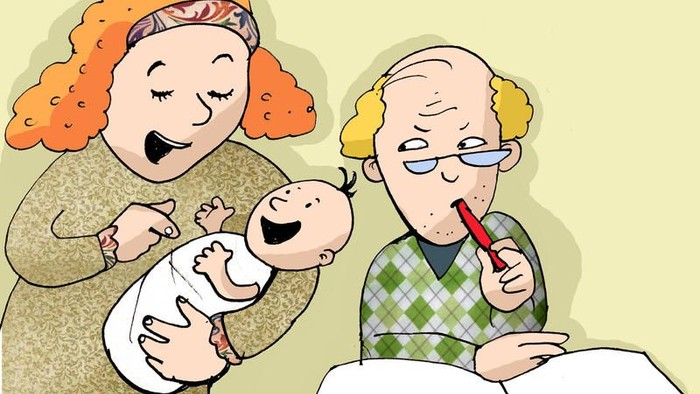 Eine Frau hält ein Baby, während ein älterer Mann in einem Buch liest