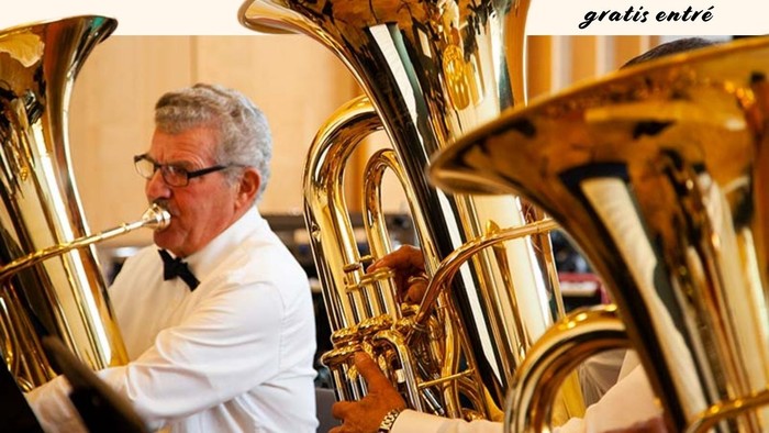 Plakat annoncerer en gratis brassbandkoncert med Brass Band Da Capo i Hammel Kirke den 20. maj kl. 19:30.