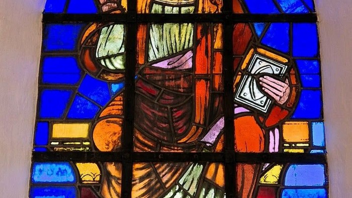 Glassmaleri af Jesus med bog og halo.