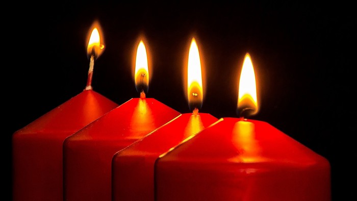 Fire røde lysende lysstaker på sort baggrund