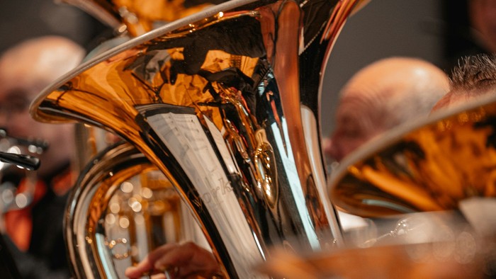 Musiker, die auf der Bühne Blechblasinstrumente spielen