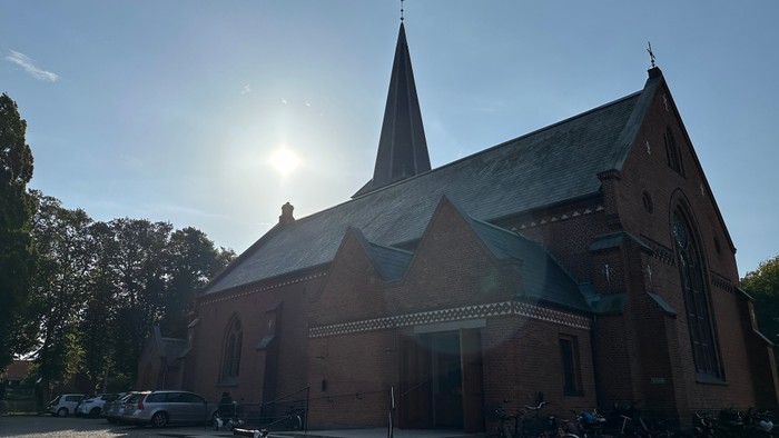 Kirken med spiret og cykler foran