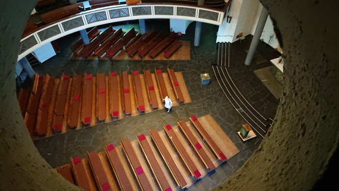 Durch eines der 400 Kuppellöcher sieht man von oben in den Kirchensaal der Kreuzkirche.
