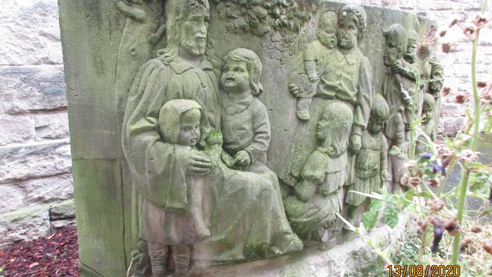 Auf einem alten Steinrelief ist dargestellt, wie Jesus die Kinder segnet. Das geht zurück auf die Bibelstelle Markus 10, 13-16.