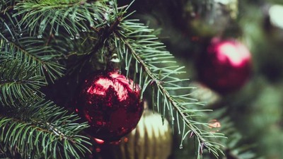 En juletree med røde og gule pynt.