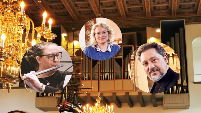 Tre musikere med orgel og lysekroner i et prægtigt, historisk kirkeinteriør.