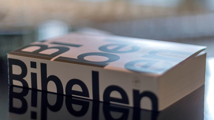 En bibelen ligger på en flad overflade.