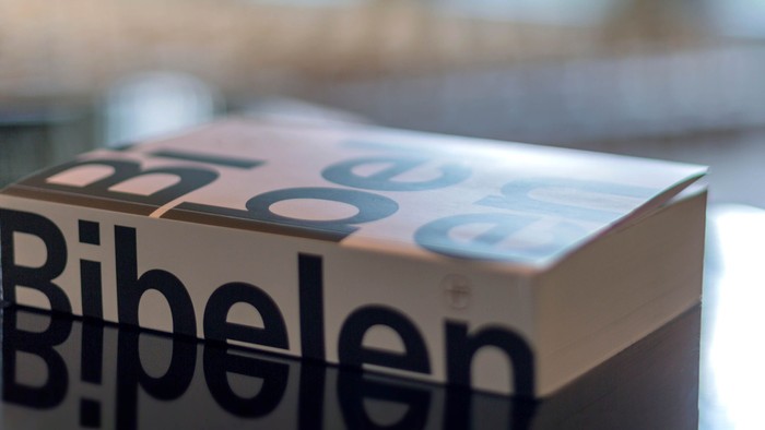 En bibelen ligger på en flad overflade.