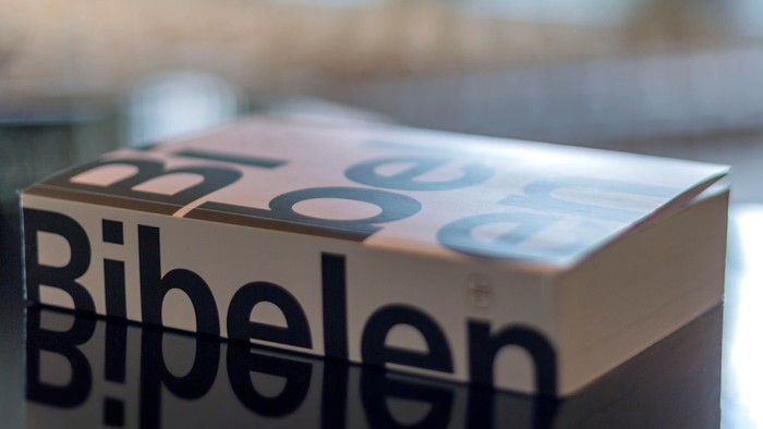 En bibelen ligger på en flad overflade.