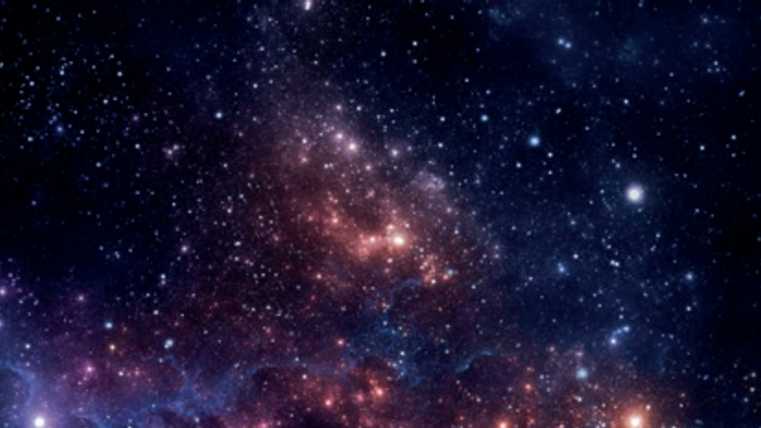 Kosmisk tåge fyldt med funklende stjerner og glødende interstellare gasskyer i det dybe rum.