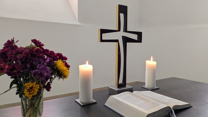 Altarkreuz, Bibel. Kerzen