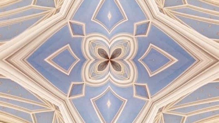 Indre del af en prægtig kirke med blå og guld dekorerede vægge og hvelvede tag