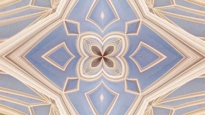 Indre del af en prægtig kirke med blå og guld dekorerede vægge og hvelvede tag