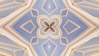 Indre del af en prægtig kirke med blå og guld dekorerede vægge og hvelvede tag