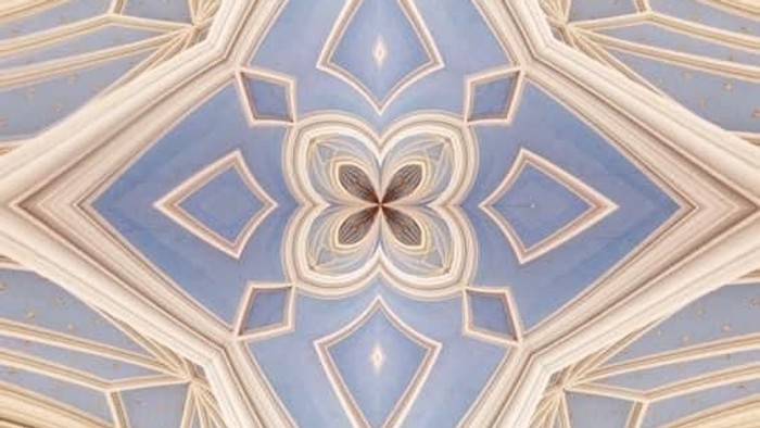 Indre del af en prægtig kirke med blå og guld dekorerede vægge og hvelvede tag