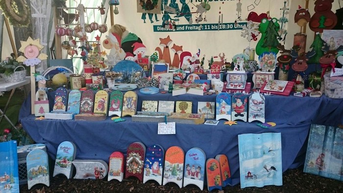 Weihnachtliche Dekoartikel und Geschenke auf einem Stand