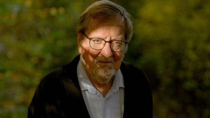 Mand med kaffekop, gentaget tre gange