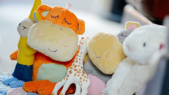 Ein buntes Sortiment an Stofftieren und Spielzeugen auf einem Tisch