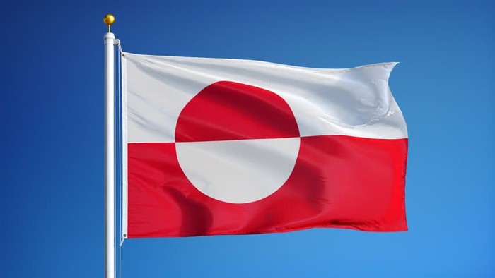 Flagget med rød og hvid kreds mod et blåt himmel.