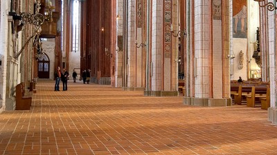 Großartige Kathedrale mit hohen Säulen und gewölbten Decken.