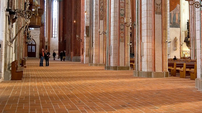 Großartige Kathedrale mit hohen Säulen und gewölbten Decken.