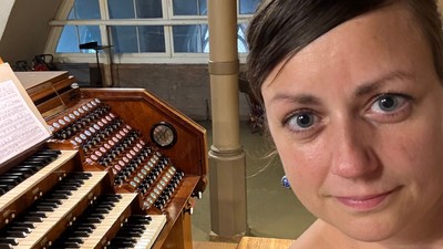 Kvinde, der tager selfie foran orgel.