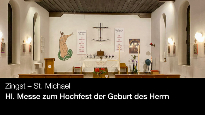 Altar in der Kirche St. Michael, festlich geschmückt zur Hochfest der Geburt des Herrn