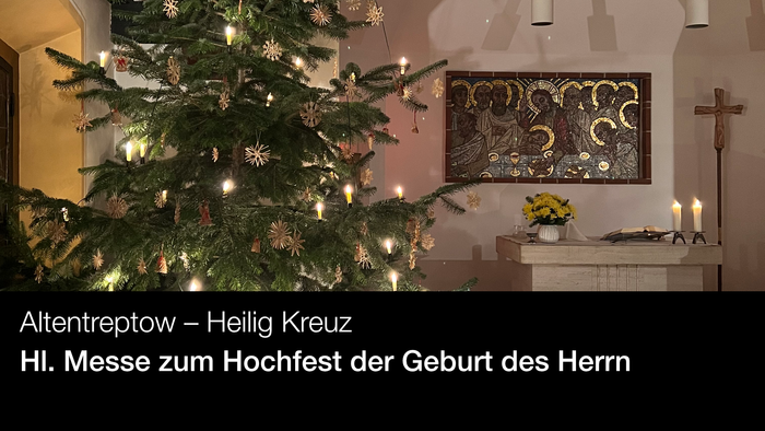 Weihnachtsbaum in der Kirche, Altar mit Kreuz und Kerzen, Messe zum Hochfest der Geburt des Herrn