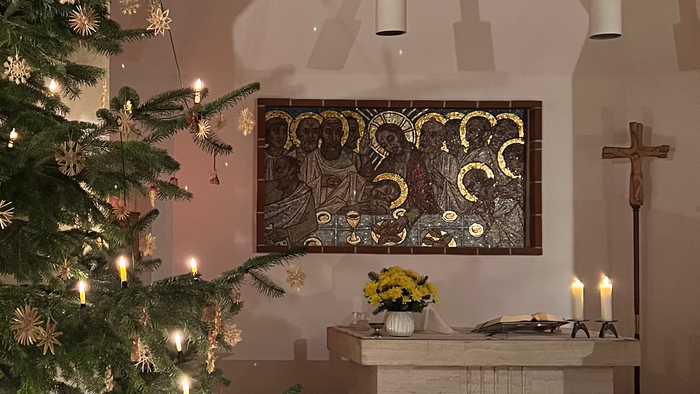 Weihnachtsbaum mit Lichtern und Christbaumschmuck in einer Kirche