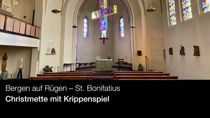 Innenansicht der St. Bonifatius Kirche mit farbenfrohem Fenster und Altar