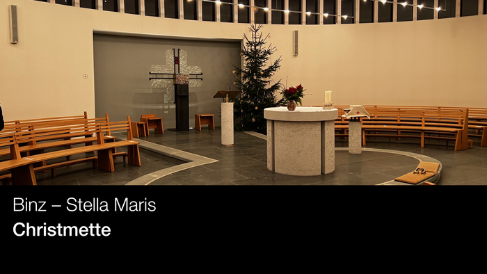 Kleine Kirche mit Weihnachtsbaum und Altar, Holzstühle, Kerzenleuchter, Kreuz