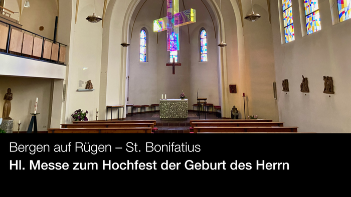 Innenraum einer Kirche mit Altarraum und Buntglasfenster, Text: Bergen auf Rügen – St. Bonifatius, Messe zum Hochfest der Geburt des Herrn