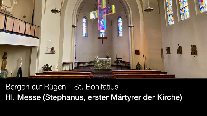 Innenansicht der St. Bonifatius Kirche in Bergen auf Rügen, mit Altar und Kirchenfenstern