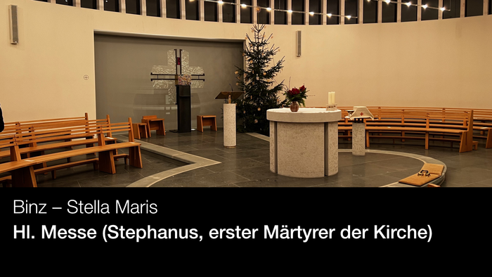 Kirche mit Altar, Kreuz und Weihnachtsbaum, Holzstühle, Bibel auf Podest