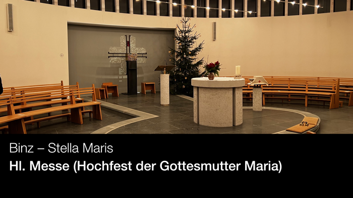 Kirche mit Weihnachtsbaum und Altar, Holzstühle, Bibel auf Podest