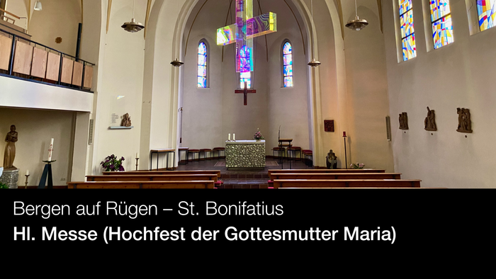 Innenraum der St. Bonifatius Kirche, Altäre und Buntglasfenster