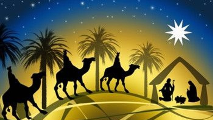 Das Bild zeigt eine Weihnachtskrippe mit Maria, Josef und dem neugeborenen Jesus, begleitet von drei Weisen und Kamelen unter Palmen und einem Sternenhimmel.