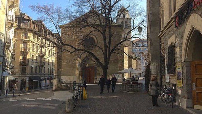 Straßenszene mit Kirche und Menschen