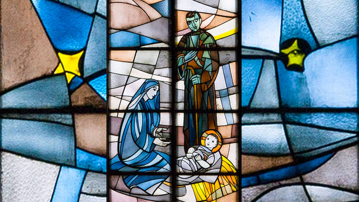 Buntglasfenster mit der Darstellung der Weihnachtskrippe, showing Maria, Josef und das Jesuskind.